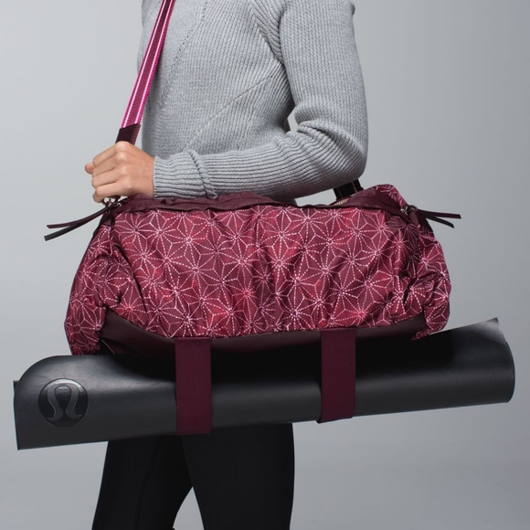 RARE Lululemon Gym To Win Duffle Bag Star Bordeaux - Picture 8 of 8
